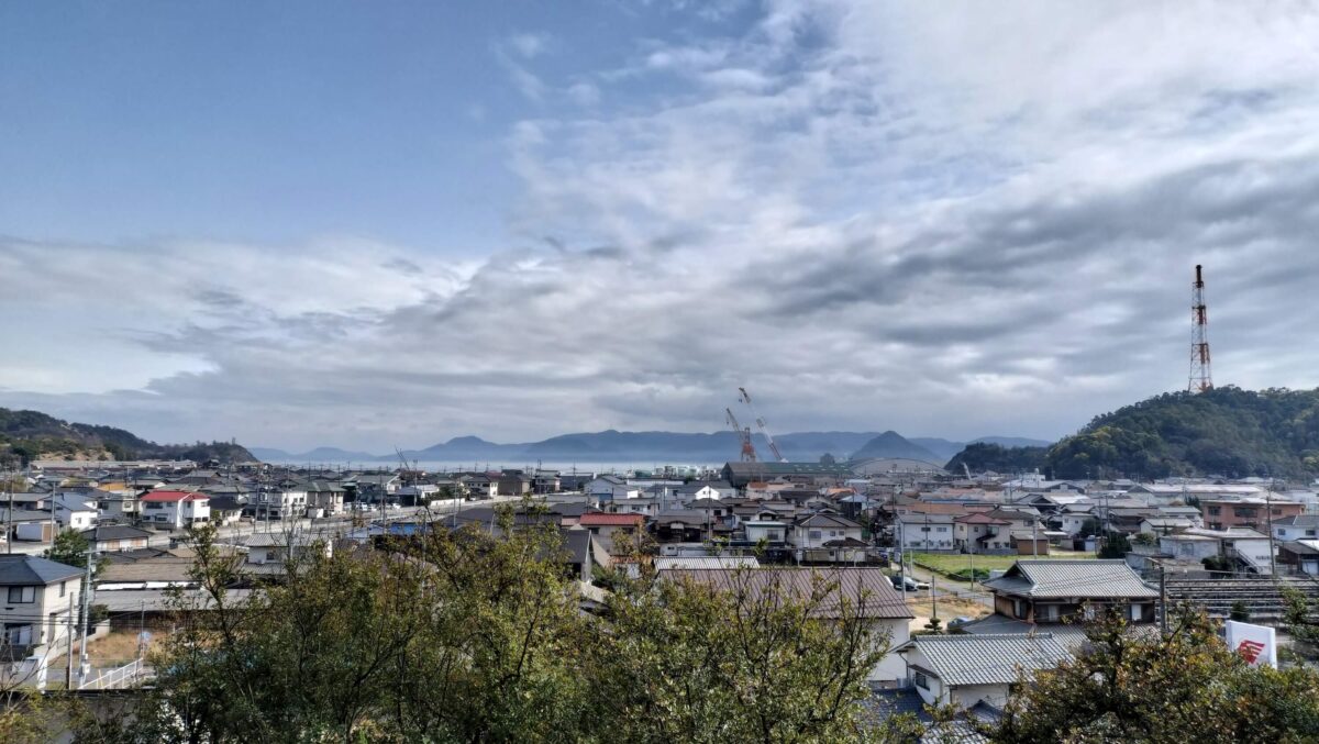 2階から遠くに見える玉野の海と街並みの景色