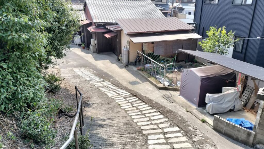 上り坂の下の道は建築基準法上の道路ではありません