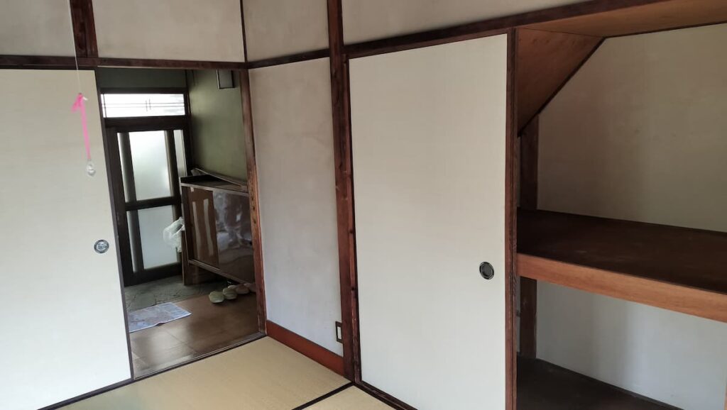 1階和室から玄関付近