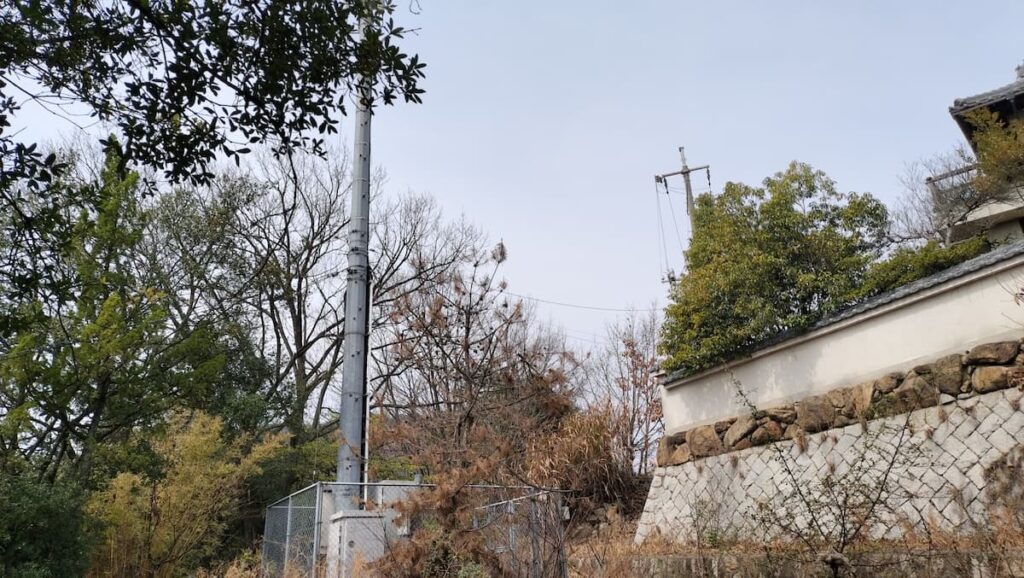 住宅から一段上がった土地