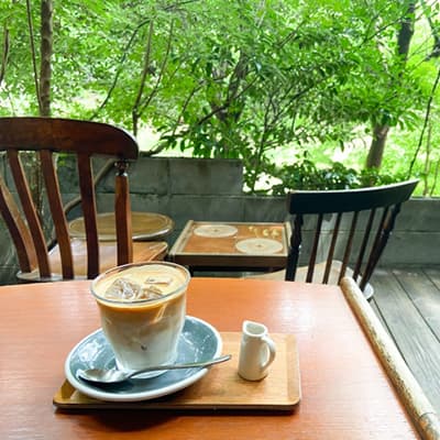 自然を感じながら休憩する風景