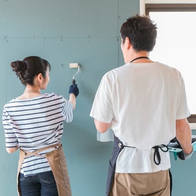 家を育てるように壁を塗るDIY作業